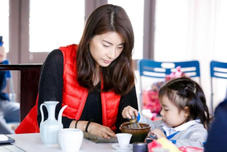 糖果的妈妈|郭晶晶夫妇参加儿子校园活动,学费价格成亮点,育儿方式值得学习