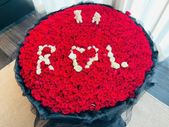 周深|李彩桦离婚一年近况曝光！生日获神秘男送两千枝玫瑰，公开回应感情状态