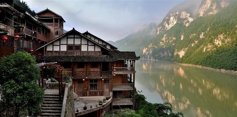 2021年，重庆男子为得石刻三盗古墓，第四次准备冲击钻，结果被抓