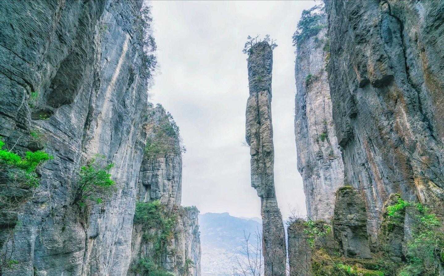 湖北 我國集天坑、地縫、絕壁、峰叢、溶洞和暗河等地質景觀的大峽谷