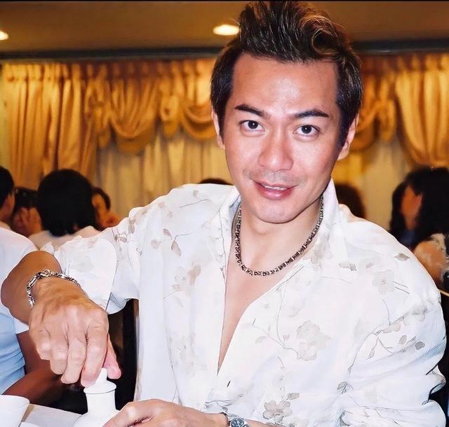 街拍|乘电车租村屋的江华，拒演影版《寻秦记》，59岁复出拍戏或因发哥