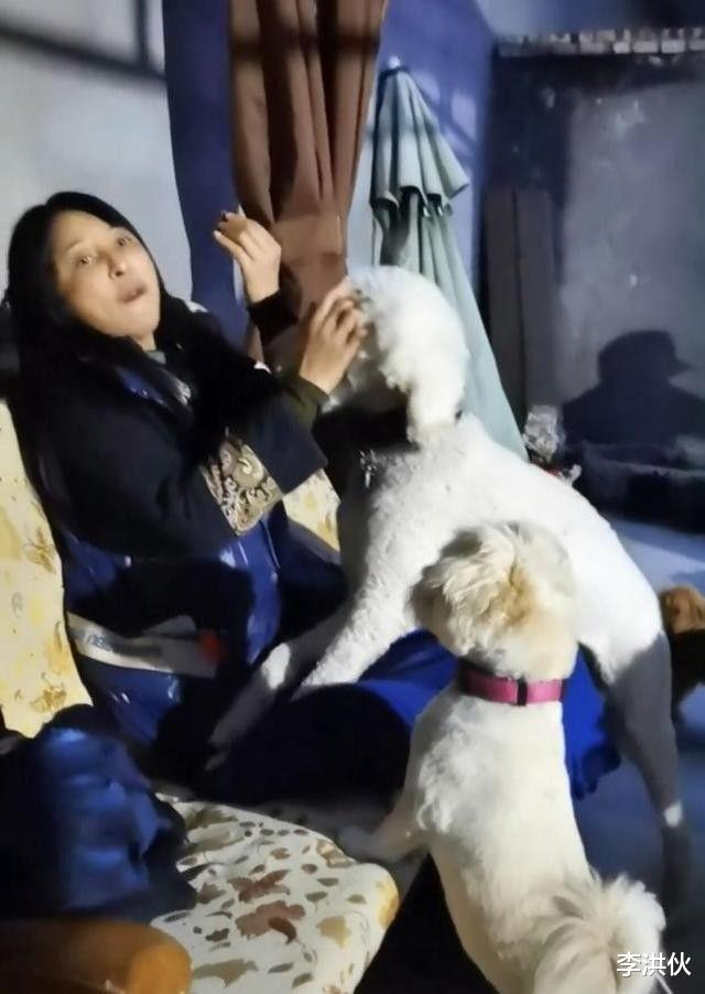 李勤勤|58岁李勤勤现状落魄，破旧农家院摆满废品，三段婚姻均嫁外国人