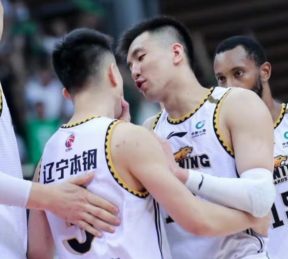 遼寧男籃|遼寧1-1廣東！有誰注意場邊這位女球迷，鏡頭整整給了10秒