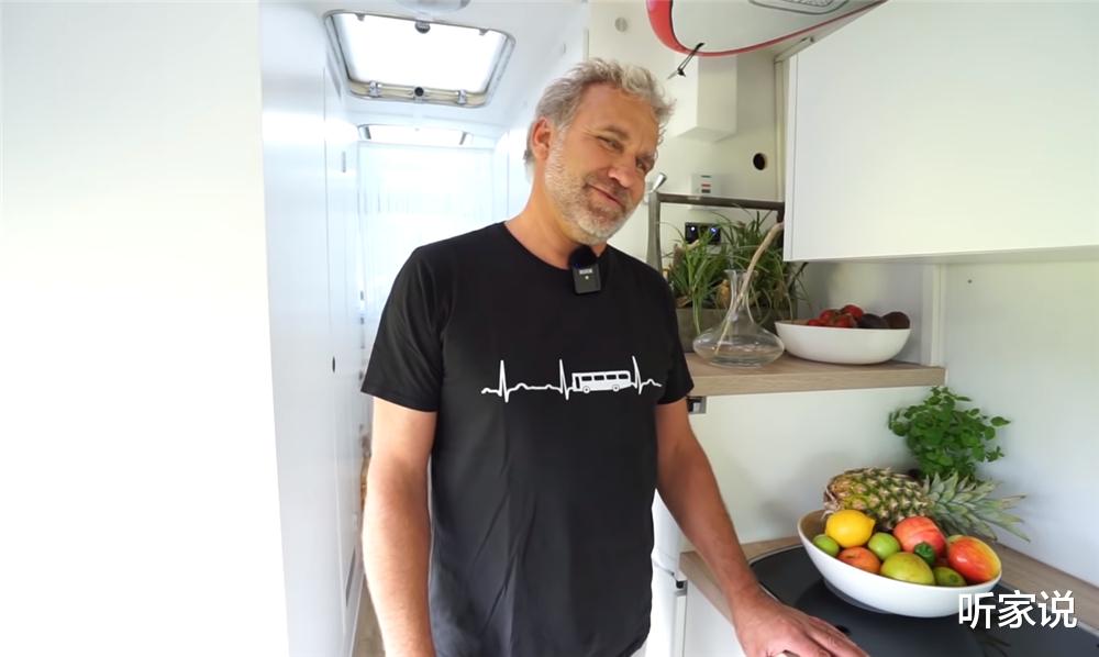 大叔买下1983年废旧公交车，把车内26㎡空间变成蜗居，网友：牛啊