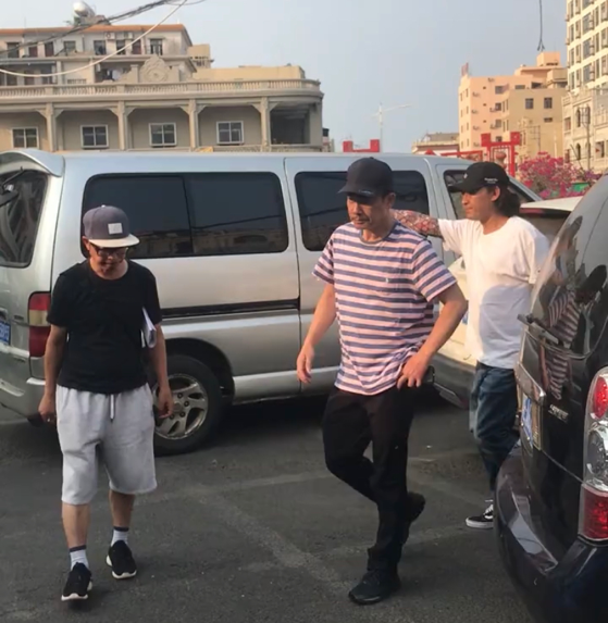 刘亦菲|陈小春现身海南文昌，为人低调还礼让电动车，完全不摆架子