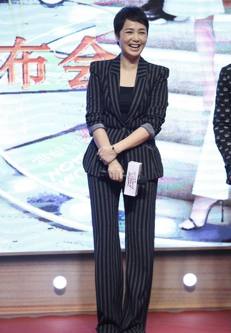 穿衣搭配 蒋雯丽“阿姨圈”里最会穿，身穿黑灰色竖条纹西服套装，简约洋气