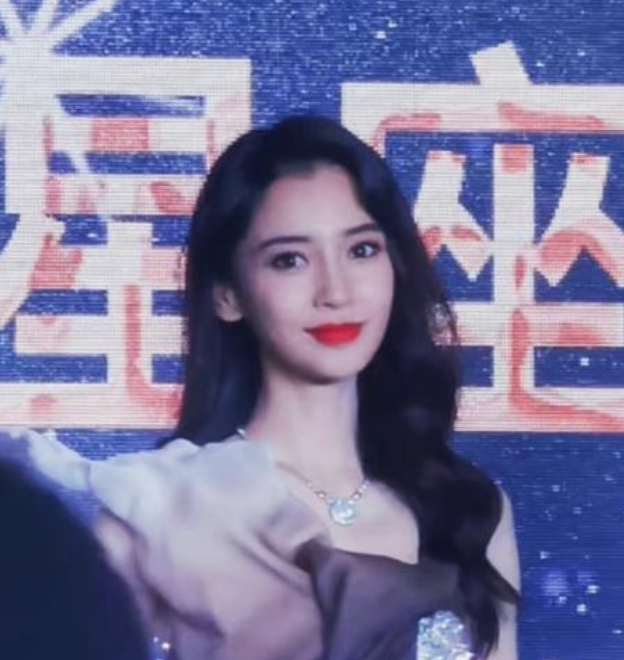 Angelababy|angelababy出席活动状态迅速回归，生图能打引热议