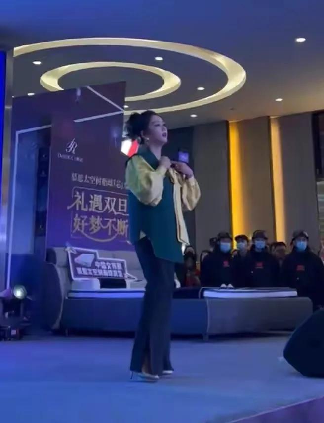 何洁|36岁何洁为养仨娃卖力商演！穿拼色上衣像服务员，把持不住又胖了