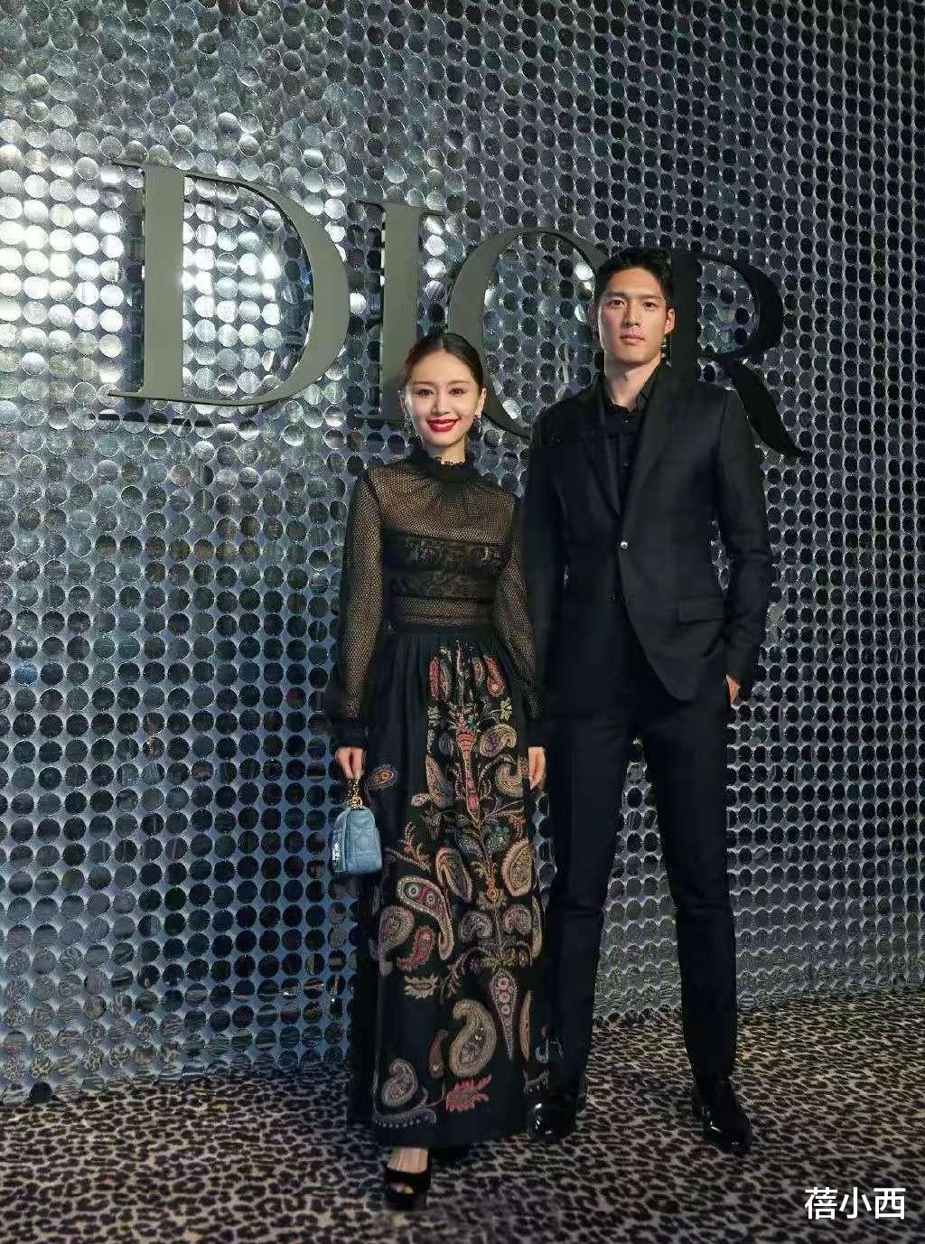 蓓小西 王子文化身为大女人，穿透明上衣配印花半裙，性感撩人又不失气场