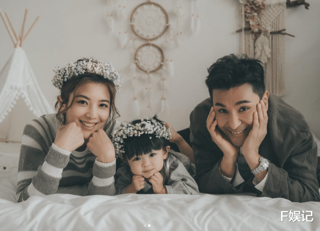 吴奇隆|陈展鹏和太太拍恩爱合影庆祝结婚3周年  夫妻俩陪女儿玩耍度过