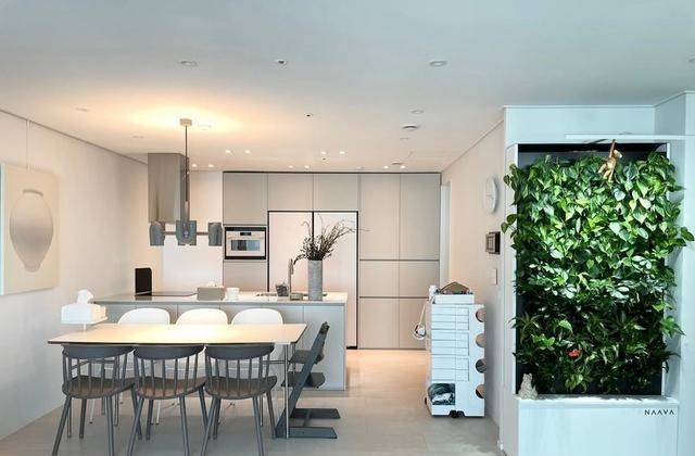 156㎡把客厅当作中心，简单摆放2件家具，宽敞空旷从孩子需求出发