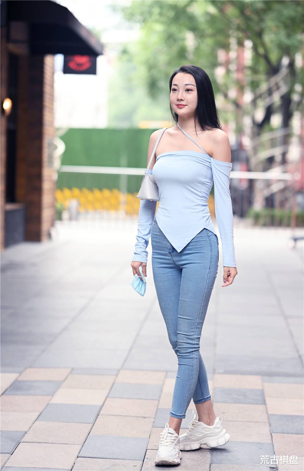 荒古棋盘|秋季适合搭配紧身牛仔裤，衬托身材效果好，搭配什么鞋子更好看？