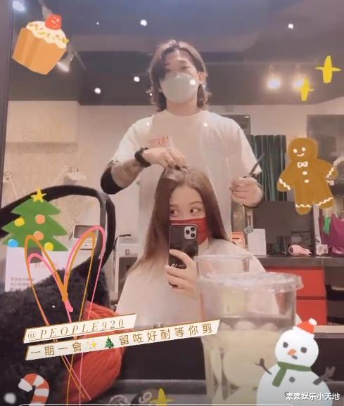 郭嘉文|郭嘉文一个人孤单过节，去年和圣诞树合影，今年不再分享幸福动态