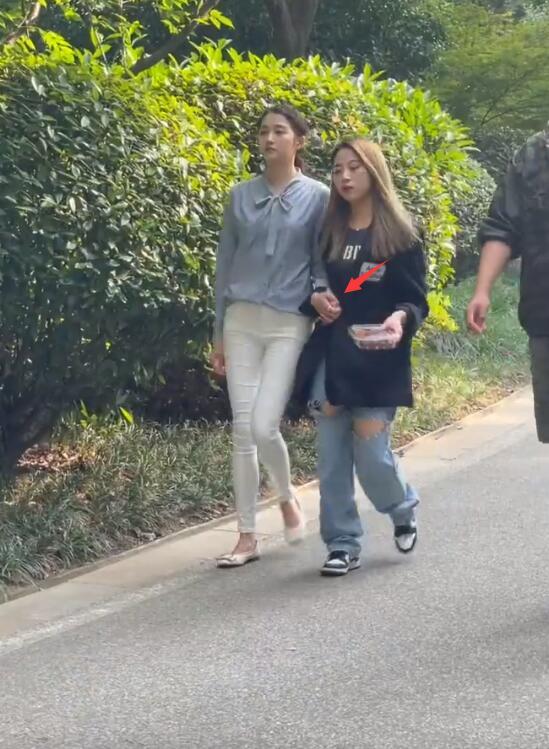 陈羽凡|关晓彤张一山拍戏，片场专心背台词互不理睬，关晓彤瘦到脚筋凸起