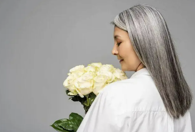 白发|白发长在哪，病从哪出？白发长在两鬓、额前和后脑勺，代表什么？