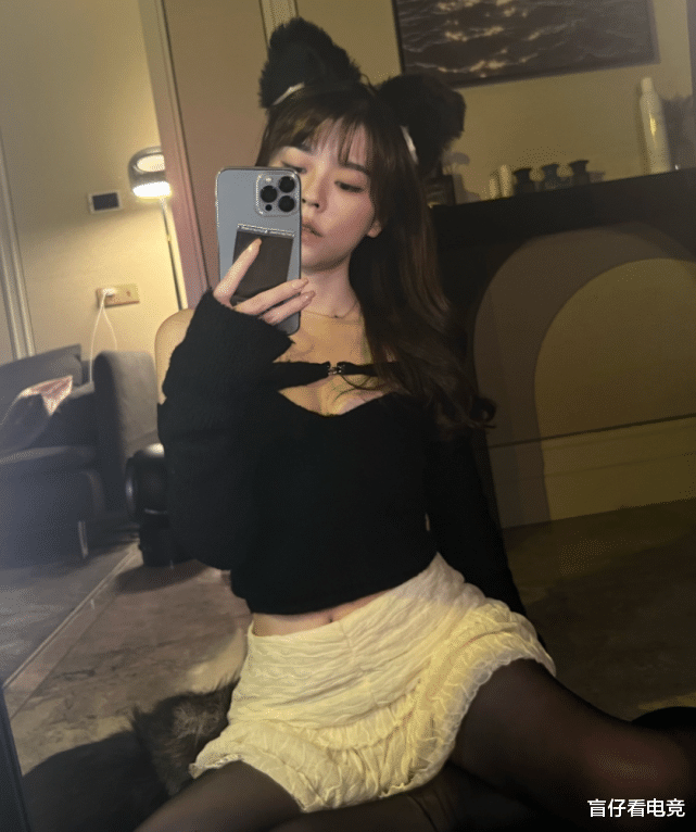 穿衣搭配|沫子晒黑丝照，遭吐槽都破洞了，水友调侃：还是瑶哥的黑丝得劲