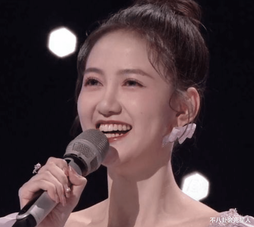 杨幂|跨年晚会真热闹！杨幂献吻，杨紫脸僵，邓丽君重现，芒果主持换血