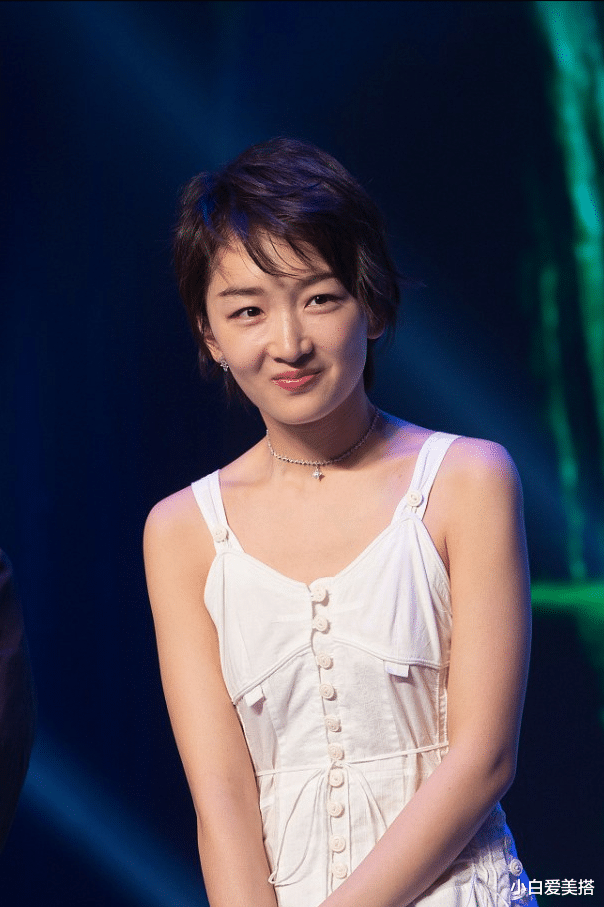 小白爱美搭|周冬雨属于耐看型的,虽然身材没什么女人味,但看上去还挺清纯的