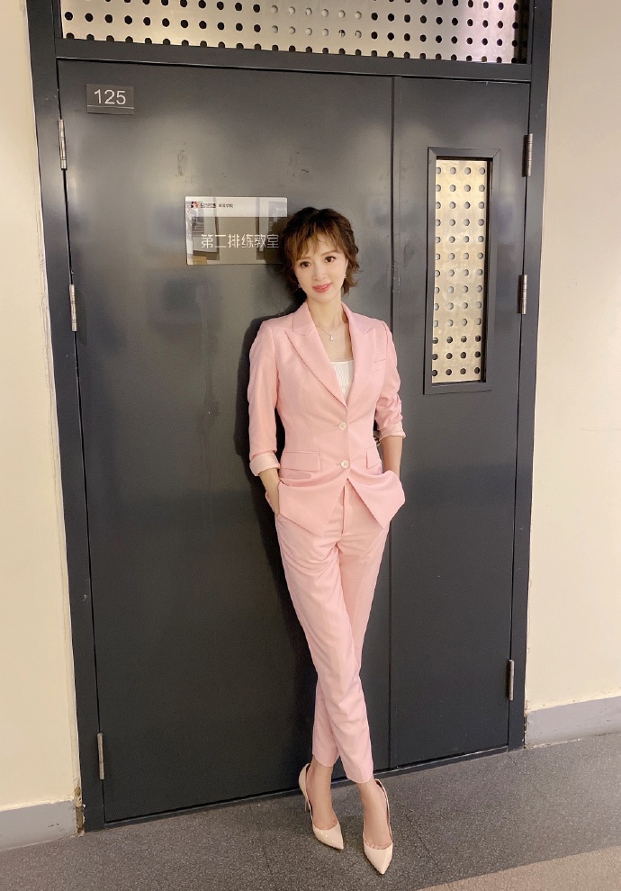 穿衣搭配|金巧巧瘦了一大圈，穿露腰装曲线依旧明显，“姐姐”真有C位潜质