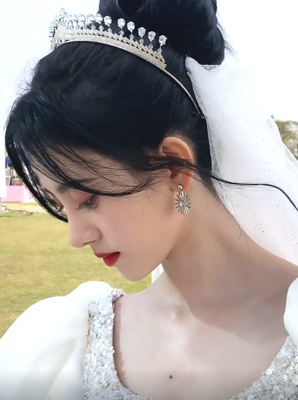 鞠婧祎|鞠婧祎穿婚纱走哪“捂”哪,当她挪开手的那一刻,粉丝疯狂截屏