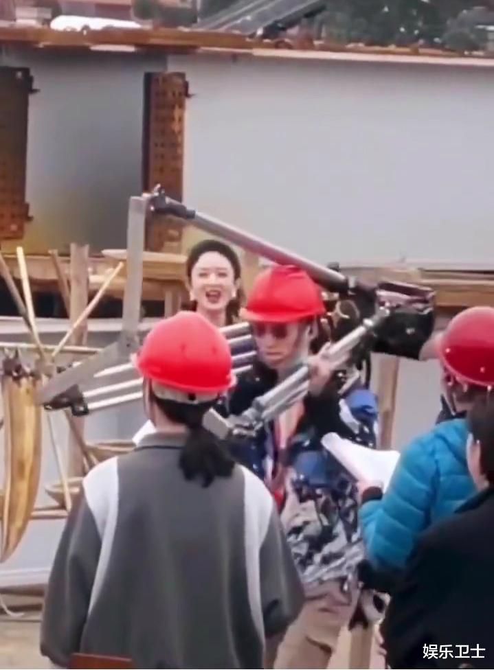 赵丽颖|赵丽颖《野蛮生长》路透，为角色发福明显变胖颖，新剧造型女老板范儿十足