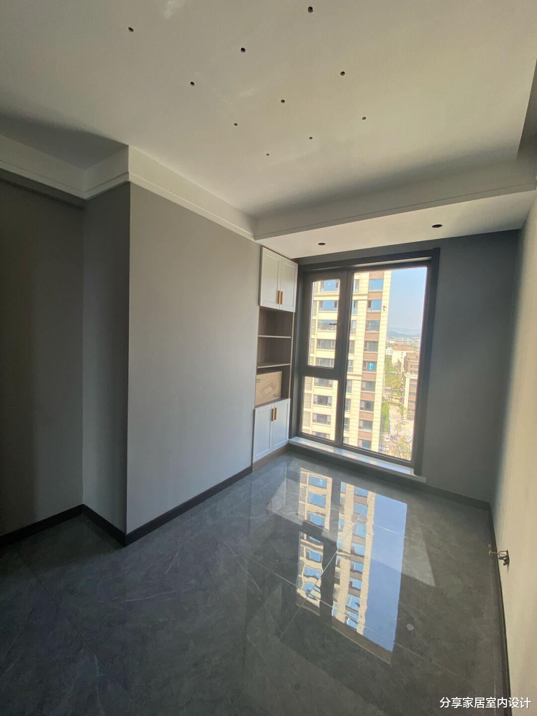 |越来越流行这样的装修：全屋地面铺灰色地砖，设计岩板悬空电视墙