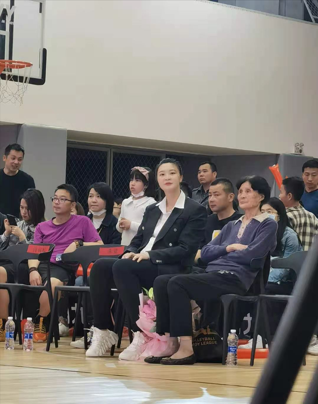 惠若琪|惠若琪挺大肚为自家体育馆站台，脸型明显发福，母性光辉浓郁！