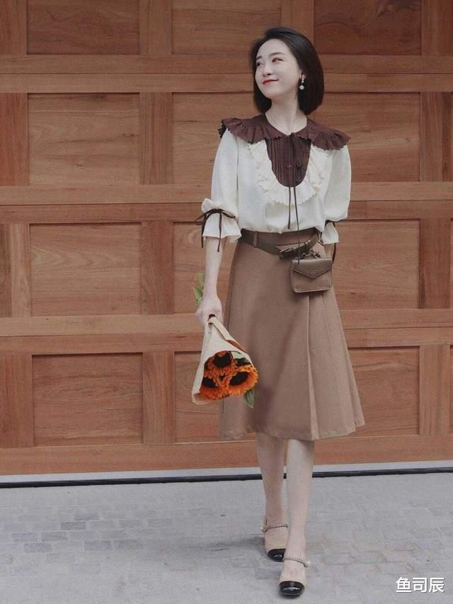 鱼司辰|秋季的叠穿技巧，我想很多人都搞错了，你看看时尚博主都爱这样穿