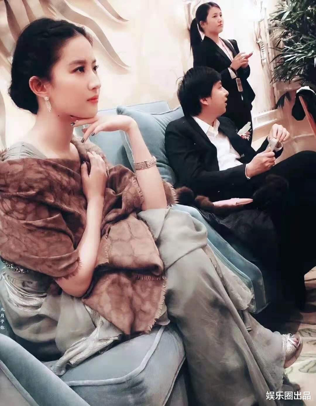 刘亦菲|刘亦菲出席活动被抓拍，舞台下裹毛毯引发热议，网友：多此一举