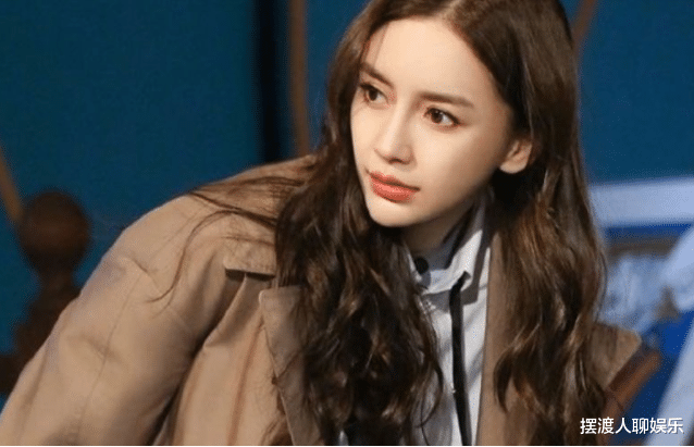 Angelababy|杨颖与黄晓明妈妈同框，儿子身高已经及腰，祖孙三人其乐融融