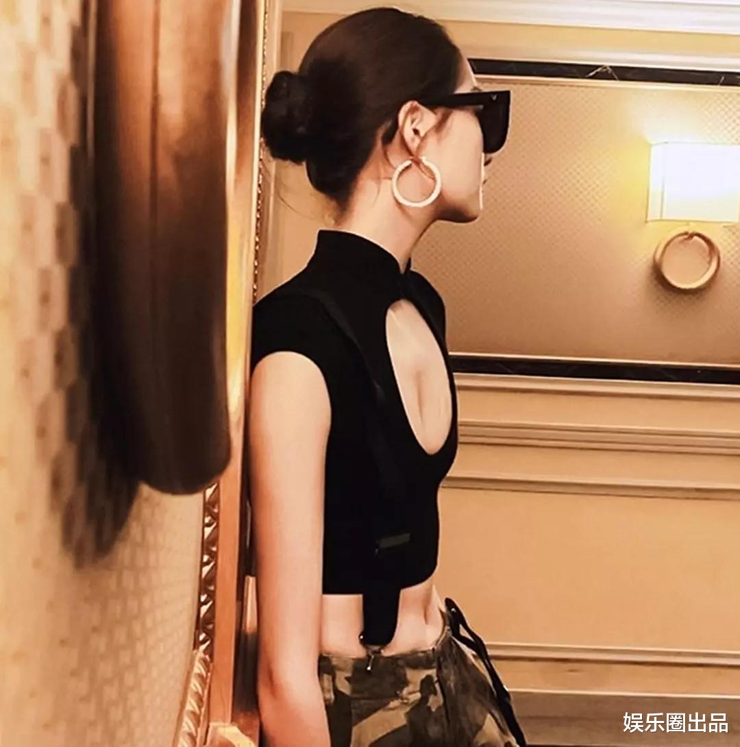 关晓彤|关晓彤在走廊上凹造型，穿圆领装秀饱满，网友：被熨斗熨过吧