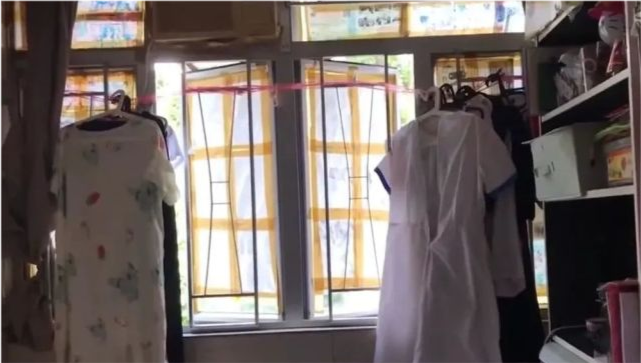 单亲妈妈带女儿在6 ㎡鸵房里生活好几年,月租5000港币,一言难尽!