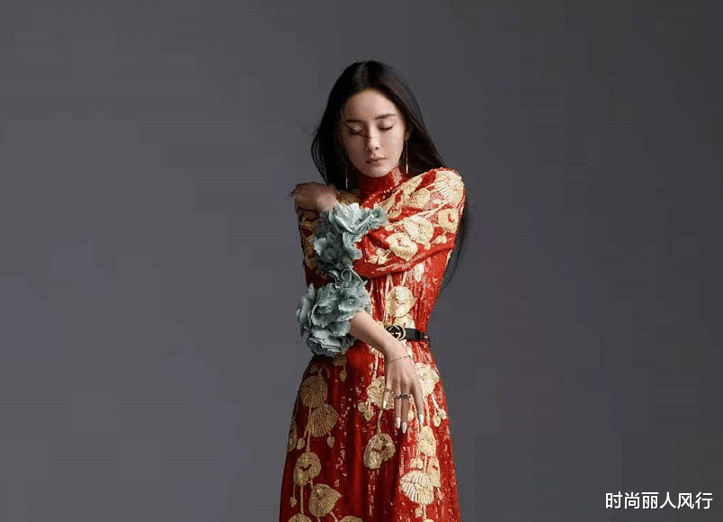 杨幂|杨幂最新大片曝光！穿黑丝花式秀美腿性感又撩人，黑直长发型超美