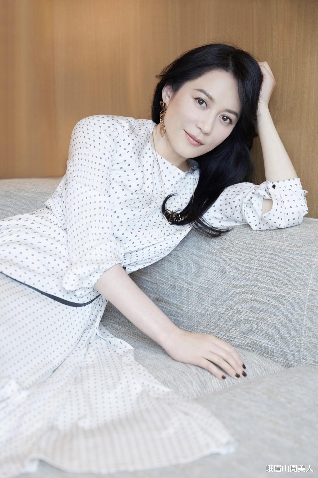 峨眉山周美人|这可能是我见过的最体面的50岁女人：不装嫩不显老，美得优雅有气质