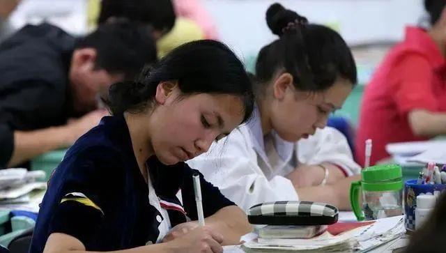 高考|孩子上了高中，父母越来越卑微？相反，坚持三点远比考985更重要