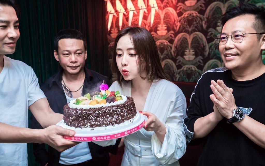 何有强|陈德容?已经47岁了，魅力不减，穿白色外套搭配半身，高级优雅