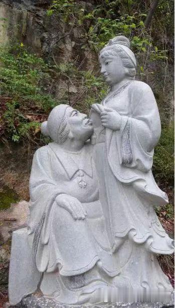 观察者网独家视频 儿媳用乳汁喂婆婆雕塑被吐槽，景区这么回