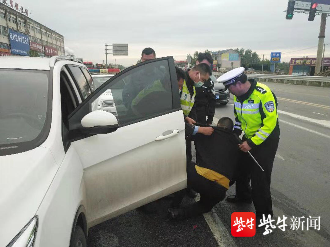 中国网资讯 车辆停在红绿灯路口一直不动，民警一看：糟了！