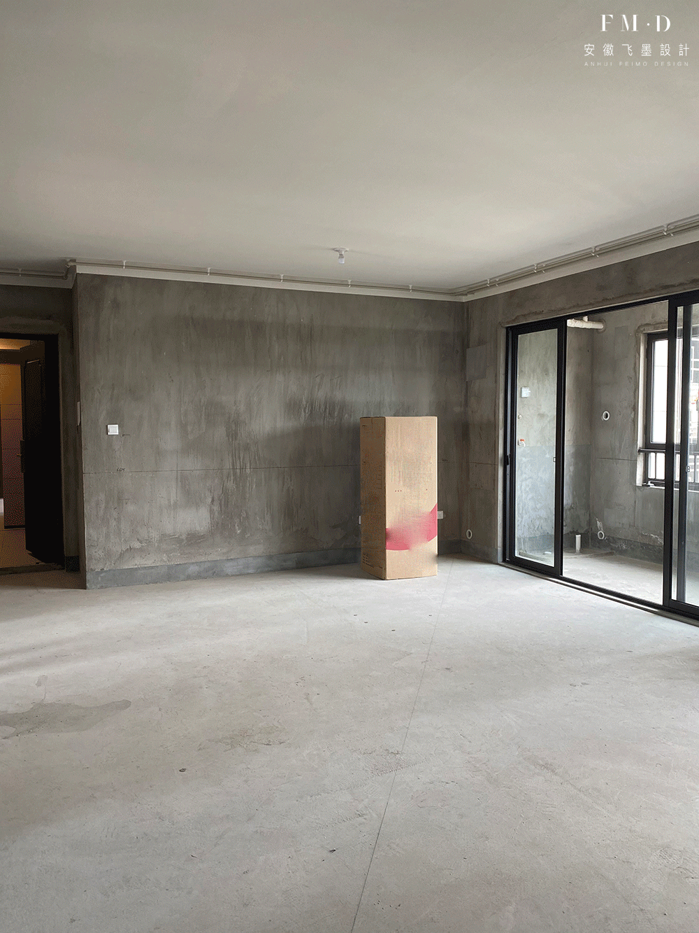 |一梯三户连廊房，庆幸有个大横厅，靠沙发分出间书房，130㎡变大宅