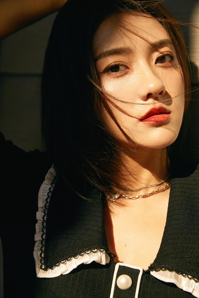 旗袍公馆|梁洁不愧是“网剧女神”,穿娃娃领裙甜美似邻家女,腿还这么细