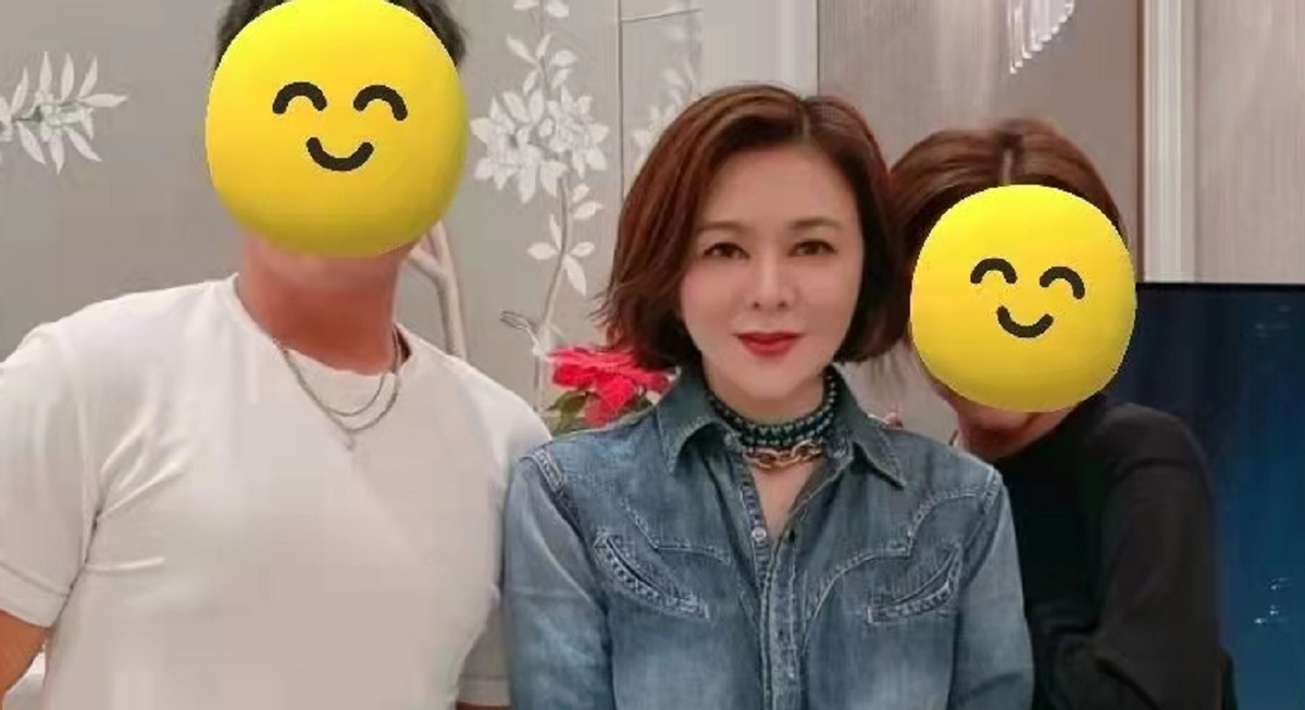 关之琳|59岁关之琳美颜也藏不住老态！穿牛仔扮嫩身材辣，近照不如王祖贤