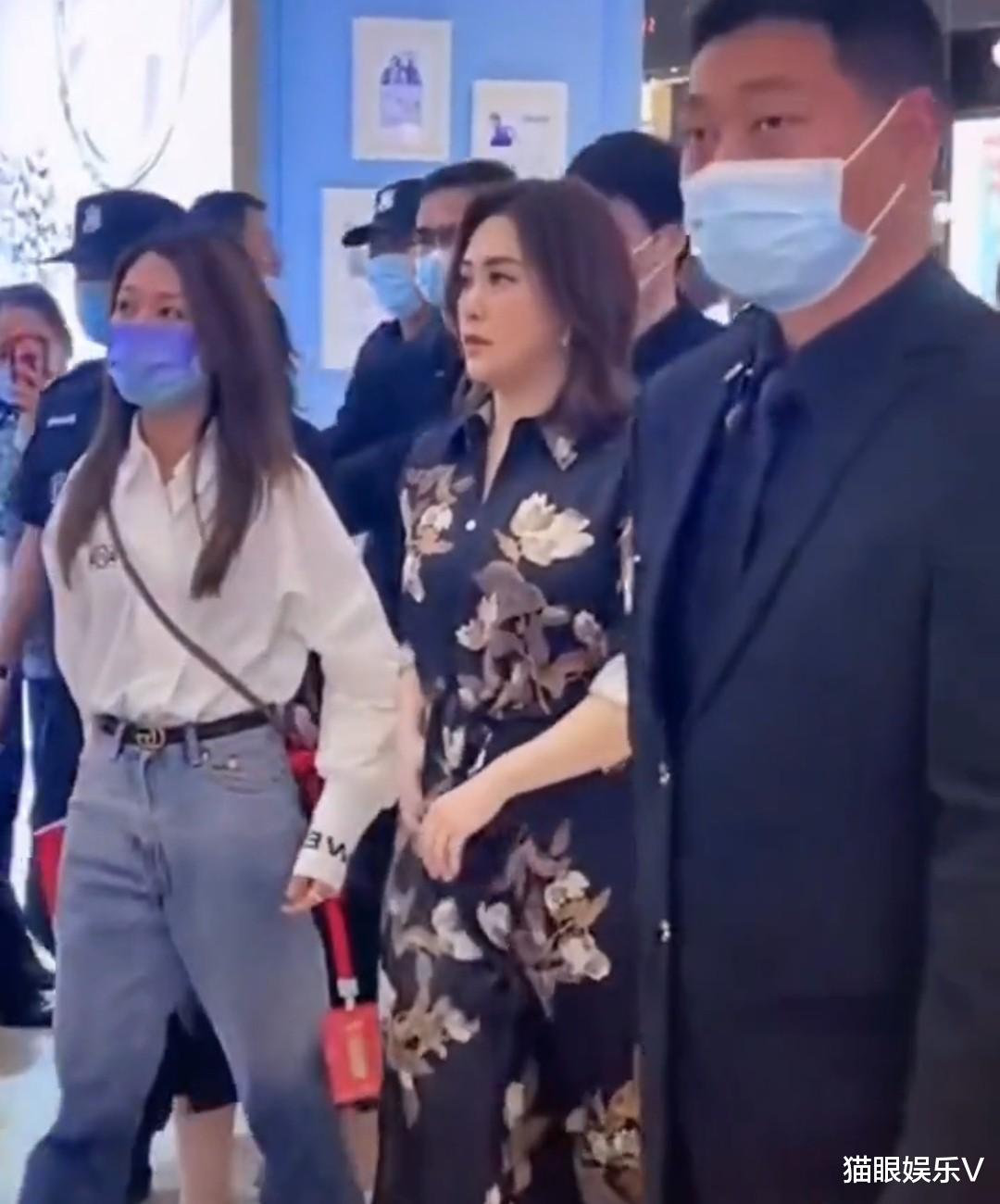 阿娇|40岁阿娇发福太过严重惹人担心！穿恨天高走路不稳，网友：咋这样了