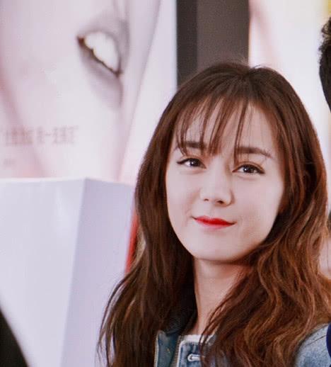 迪丽热巴|被迪丽热巴美到了!一袭白色雪纺连衣裙甜美清新,空气刘海很减龄