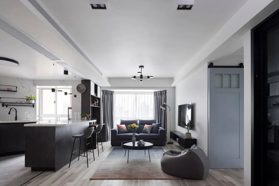68㎡极简两居室：他用黑白灰，诠释了什么叫时尚的格调感！