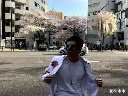 张哲瀚|张哲瀚朋友背景曝光，品牌官网放神社宣传，被指专坑中国人的钱