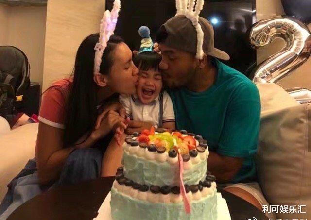 张震岳|张震岳晒3岁儿子照片，发文解释两年没工作原因，在家专心当奶爸