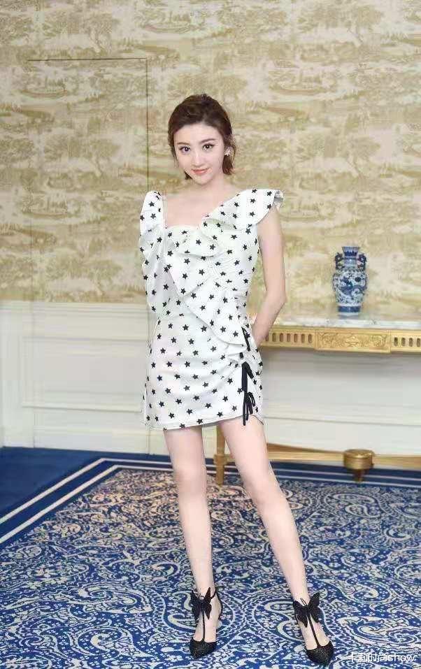 卡莉时尚show|景甜翻红后越来越敢穿了,波点小绿裙清新又洋气,配毛毛拖看不懂