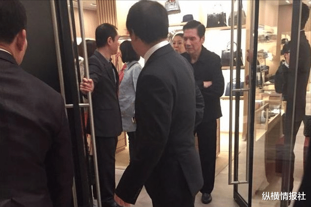 郭秀云|到北京办事全程坐迈巴赫，妻子花7500万买钻石，两口子住10亿豪宅