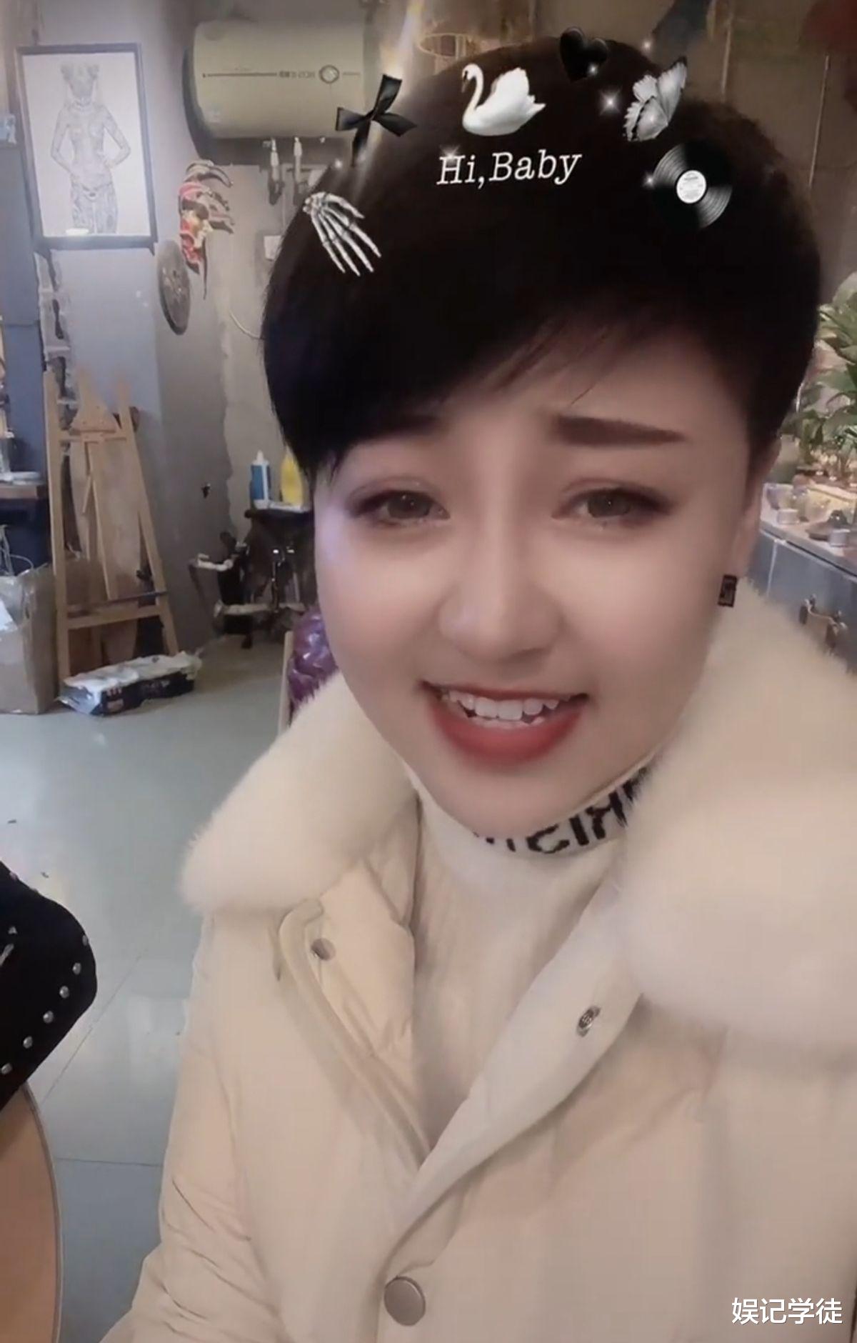 许晴 瘦身后的胖丫晒照模仿许晴,自夸一模一样,网友评论“一边倒”