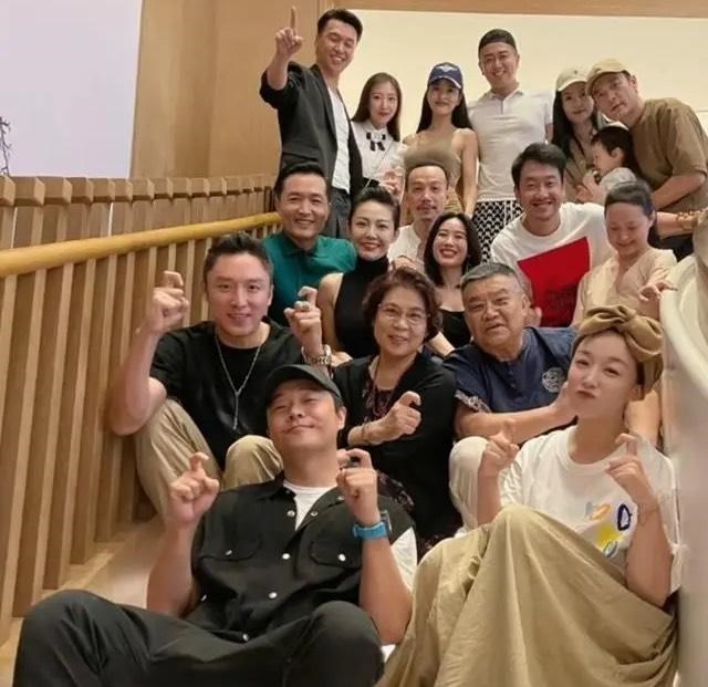 陈思诚|陈思诚参加同学聚会稳坐c位，毕竟他是班上最红的一个